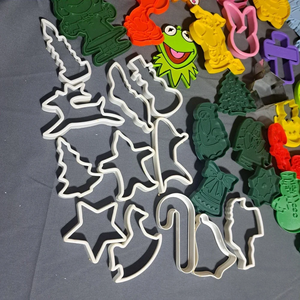 50+‎ Plastic Cookie Cutter Lot Christmas Easter Muppets Peanuts Scooby Hogwarts